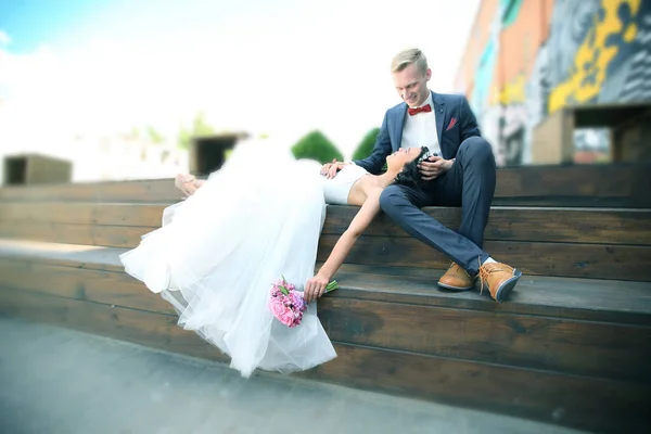 Bruden och brudgummen i sommar amfiteatern — Stockfoto