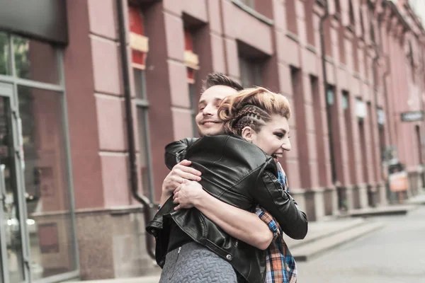 Šťastní milenci objímání při setkání na ulici — Stock fotografie