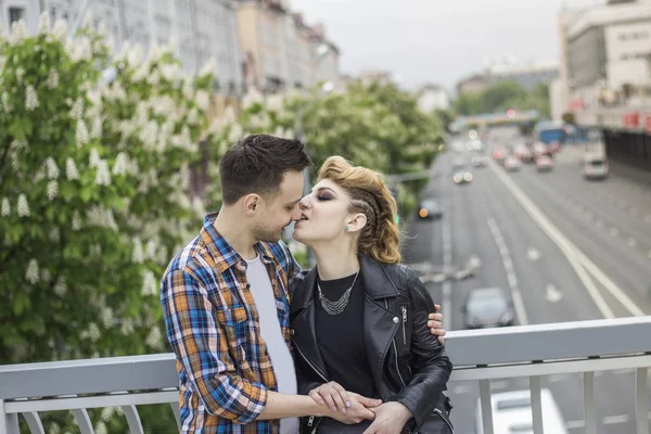 Portrait of loving couple standing on bridge in big city — Stock Photo, Image