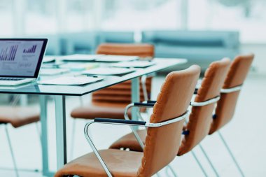  beyin fırtınası başlamadan önce pazarlama düzenleri ve önemli belgeleri üstünde senin okul sırası ile dizüstü bilgisayar açık