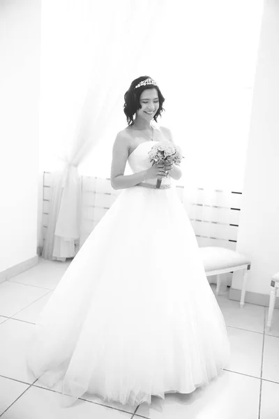Black-and-white photo in retro style. smiling bride with bouquet before going to the altar — Stock Photo, Image