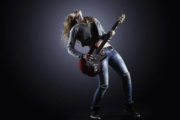 Genç ve güzel rock kızı elektro gitar çalıyor. — Stok fotoğraf