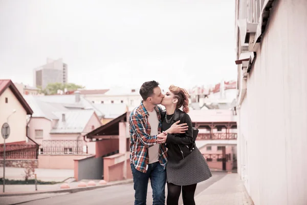 Milující se mladý pár líbání na ulici — Stock fotografie