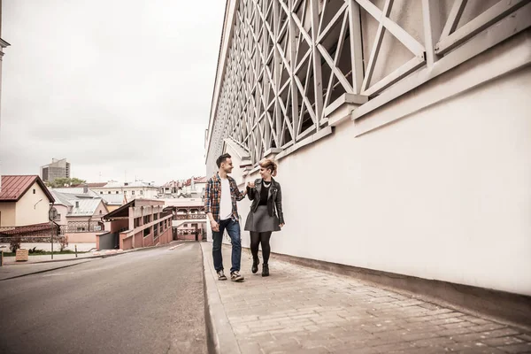 Paar verliefd lopend onderaan de straat van een moderne stad. — Stockfoto