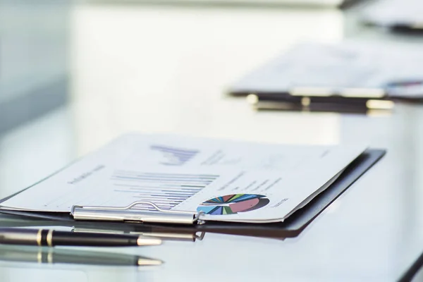 Gráficos financeiros e documentos no local de trabalho do empresário . — Fotografia de Stock