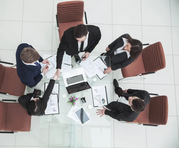  karşılıklı görüşmeler içinde okul sırası yakınındaki önce iş ortakları