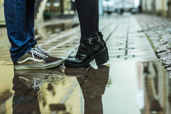 Primer beso pies amar pareja y su beso en la calle . — Foto de Stock