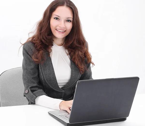 Vista posteriore.donna d'affari sorridente digitando sul computer portatile e guardando — Foto Stock