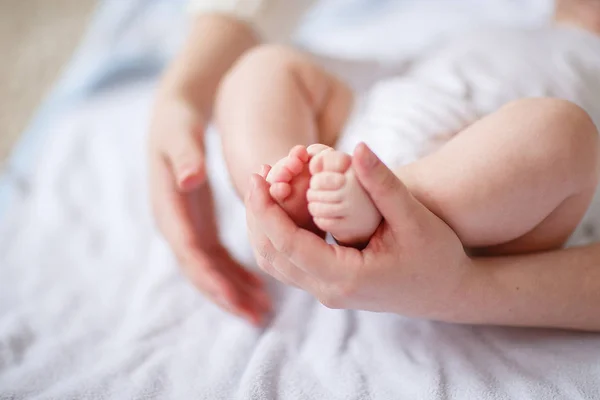 Concept van tederheid: een moeder die houden van de voet van de pasgeboren baby — Stockfoto