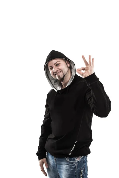 Karizmatik rapçi erkek el işaretleri Tamam gösteriyor — Stok fotoğraf