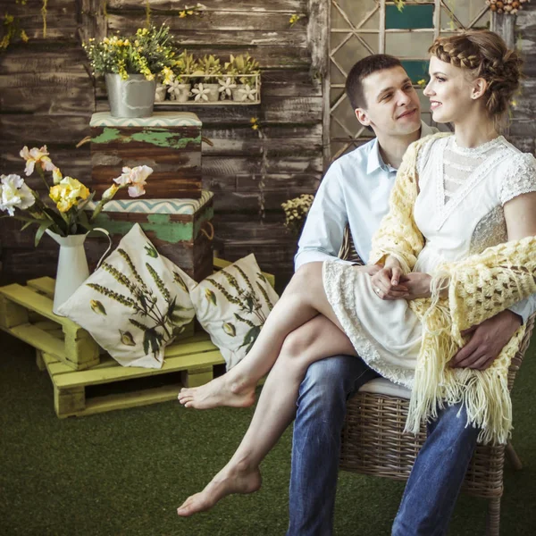 Concept van geluk is een gelukkige vrouw zittend op de schoot van haar man — Stockfoto