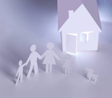 Kağıt ve kağıt ev yapılmış erkekler