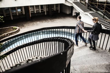 modern bir ofis merdivenlerde yürüyen mutlu sevgi dolu Çift