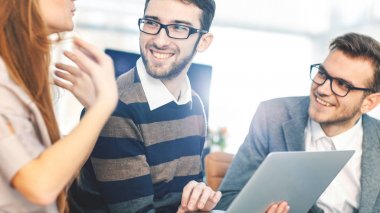  dizüstü bilgisayarda çalışan ve iş konuları tartışırken dostu iş takım