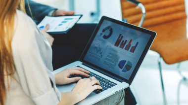 İşyerinde mali tabloları ile laptop tasarım iş grubunda.