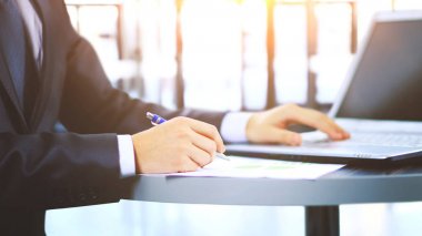 Kalem ve ofiste dizüstü erkek elleriyle Close-Up