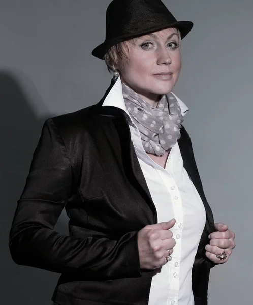 Portrait d'une femme scandaleuse portant un chapeau noir — Photo