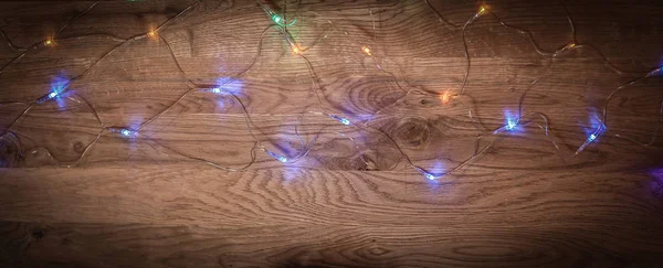 Guirnalda de árbol de Navidad colocada sobre una mesa de madera —  Fotos de Stock