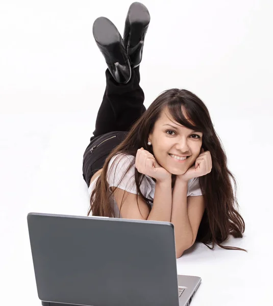 Primer plano. una joven sentada detrás de un escritorio — Foto de Stock