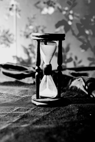 Closeup.hourglass con arena blanca sobre una mesa de madera — Foto de Stock