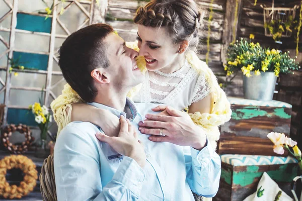 Retrato - uma esposa carinhosa e um marido feliz em uma casa de campo — Fotografia de Stock