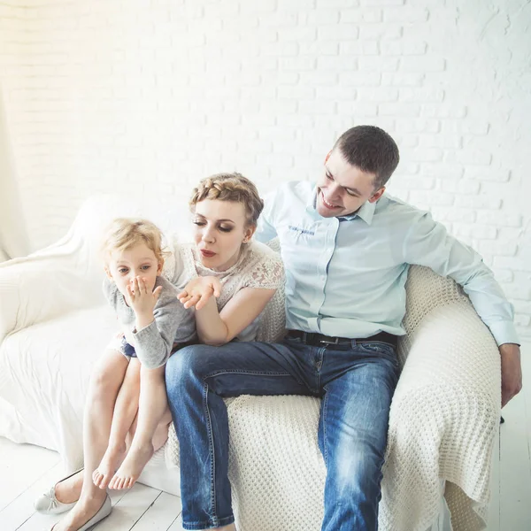 Porträt einer glücklichen Familie auf dem Sofa im Wohnzimmer — Stockfoto