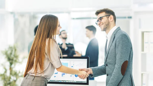 Apretón de manos entre abogado y cliente después de revisar el plan de inversión para el desarrollo de la empresa . — Foto de Stock