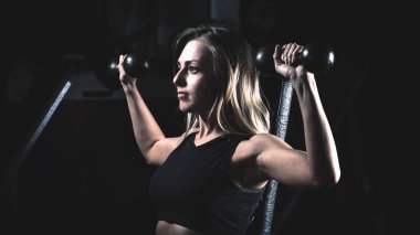 bir fitness merkezinde bir fitness makinede egzersiz yaparak iş kadını