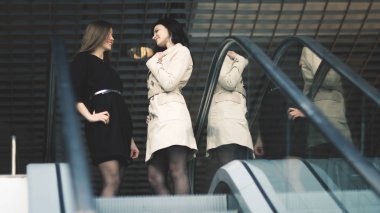 Yöneticisi ve modern ofis fuaye merdivenlerde durup istemci