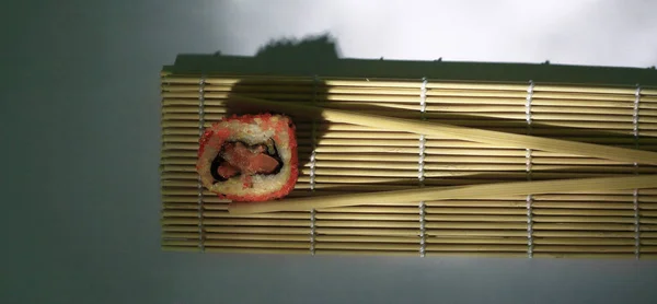 Grote sushi en eetstokjes .isolated op een licht — Stockfoto