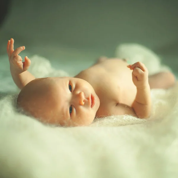 Portret nowo narodzonego dziecka w łóżku z rodzicami. — Zdjęcie stockowe