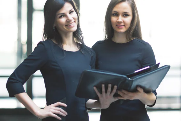 Company employees discuss working papers in a spacious office — Stock Photo, Image