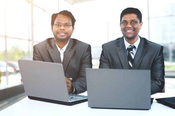 현대 사무실에서 노트북에서 작업 하는 interracial 비즈니스 팀 — 스톡 사진