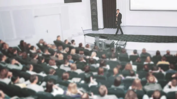 Ponente en una convención de negocios y presentaciones. La audiencia en el gran número de personas — Foto de Stock