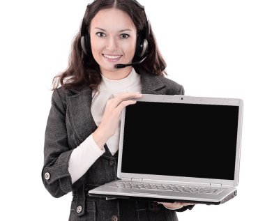 Açık dizüstü bilgisayarı gösteren çağrı merkezi çalışanı.