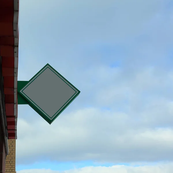 Banner en blanco urbano en el cielo background.photo con espacio de copia — Foto de Stock