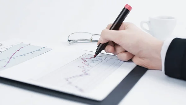 Primer plano. mujer de negocios que trabaja con un horario de marketing . —  Fotos de Stock