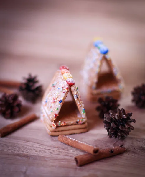 Noel masası. Tarçın çubukları, kurabiyeler ve ağaç üzerindeki köknar konileri. — Stok fotoğraf