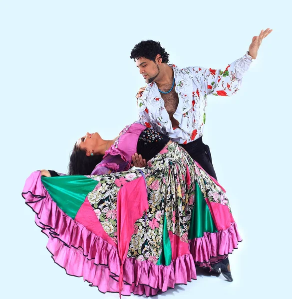 Pareja de baile profesional en un traje gitano realizar danza folclórica —  Fotos de Stock