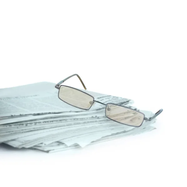 Pile de journaux et de lunettes isolés sur blanc — Photo