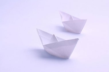 origami tekniğinde yapılmış iki beyaz tekne