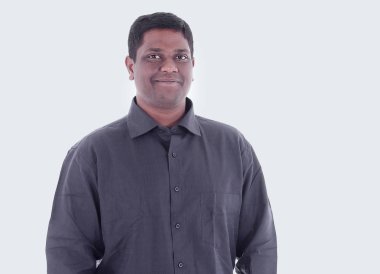 rahat kıyafetler içinde modern bir genç adam portresi.