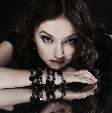 Çekici güzel kadın yansımasına bakıyor..