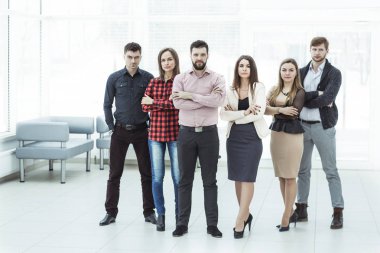 bir profesyonel iş takım ayakta geniş office ortasında portresi