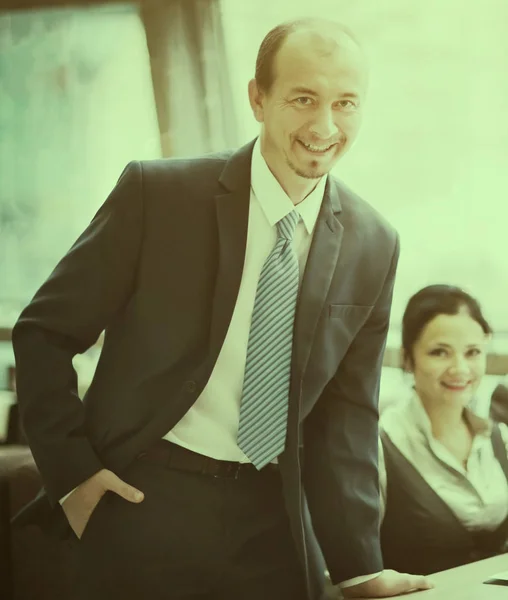 Equipo de negocios trabajando juntos para lograr mejores resultados, en la oficina — Foto de Stock