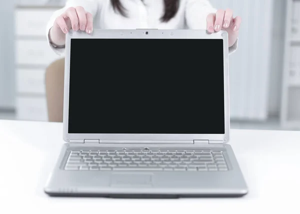 Closeup.business mulher mostrando um laptop no escritório . — Fotografia de Stock