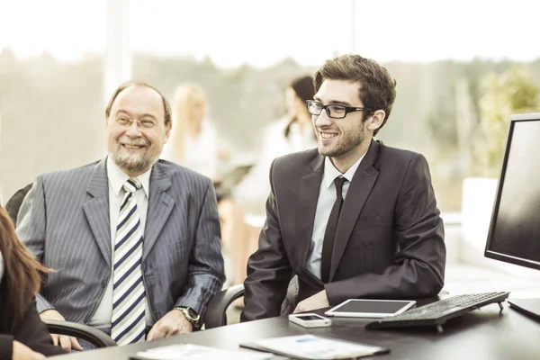 Gerente de proyecto y Gerente de Finanzas sentado en un Escritorio en la oficina — Foto de Stock