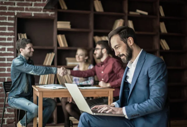 Gerente de publicidade trabalha com os gráficos de marketing no laptop — Fotografia de Stock