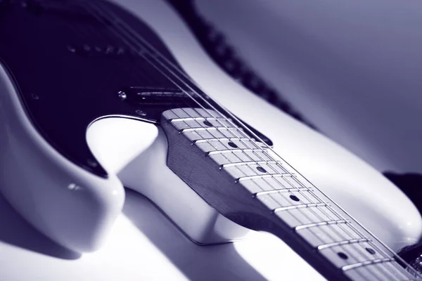Closeup.Black kytara na bílém pozadí. — Stock fotografie