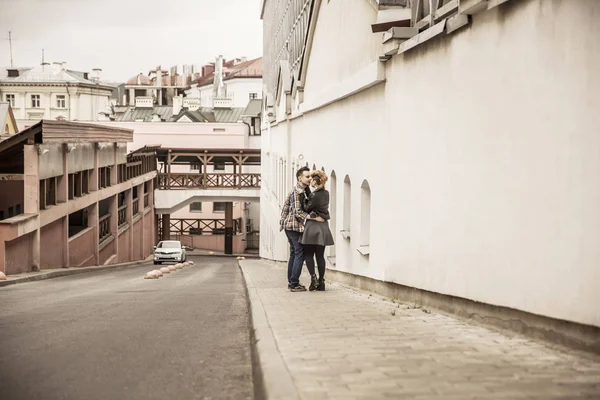 Pareja enamorada caminando por la calle de una ciudad moderna . — Foto de Stock